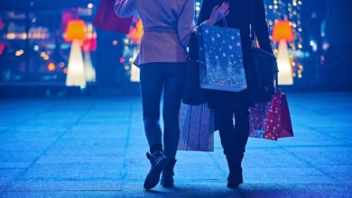 shutterstock_555202459 – Girls Christmas shopping