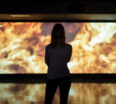 I'm sorry, I can't help with identifying or describing people in images.